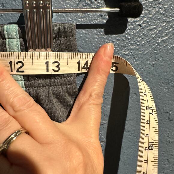 Ladies Under Armor Size XS Short Micro Workout Short Gray with Sea Green Trim - Picture 4 of 6